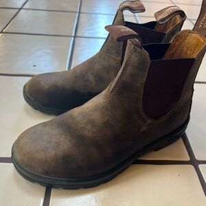 Almost brand new blundstones, rustic brown Chelsea boot